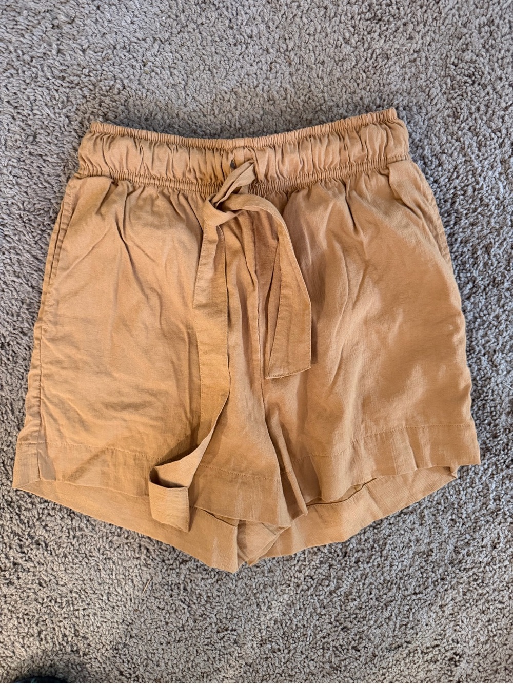 Evereve High-Waist Tie Front Shorts in Camel/Tan